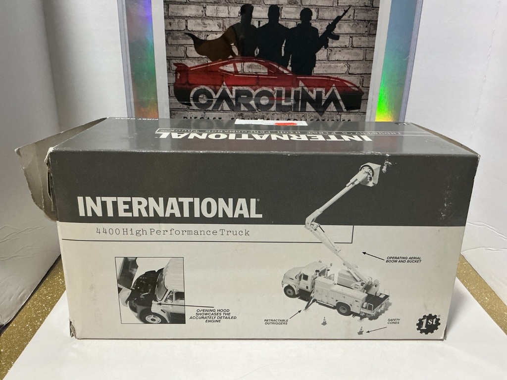 1/34 - INTERNATIONAL 4400 HIGH PERFORMANCE TRUCK [TEAR ON BOX] image
