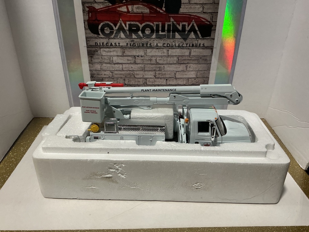 1/34 - INTERNATIONAL 4400 HIGH PERFORMANCE TRUCK [TEAR ON BOX] image