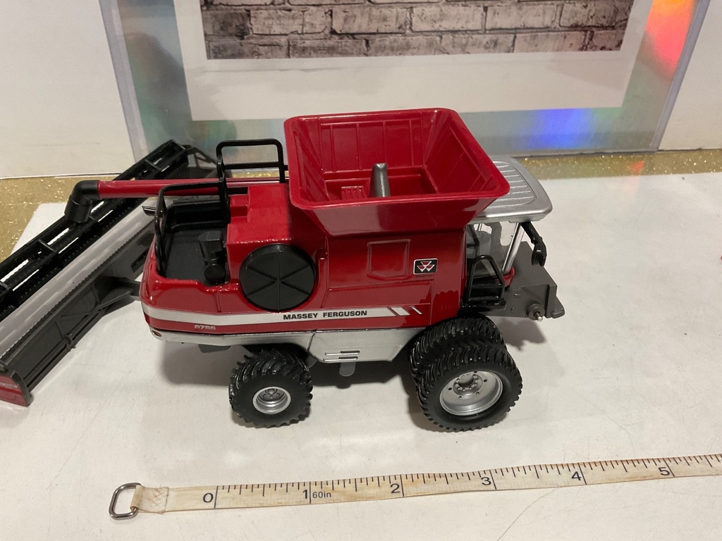 ERTL MASSEY FERGUSON 9795 COMBINE W/ HEADS  **NO BOX image