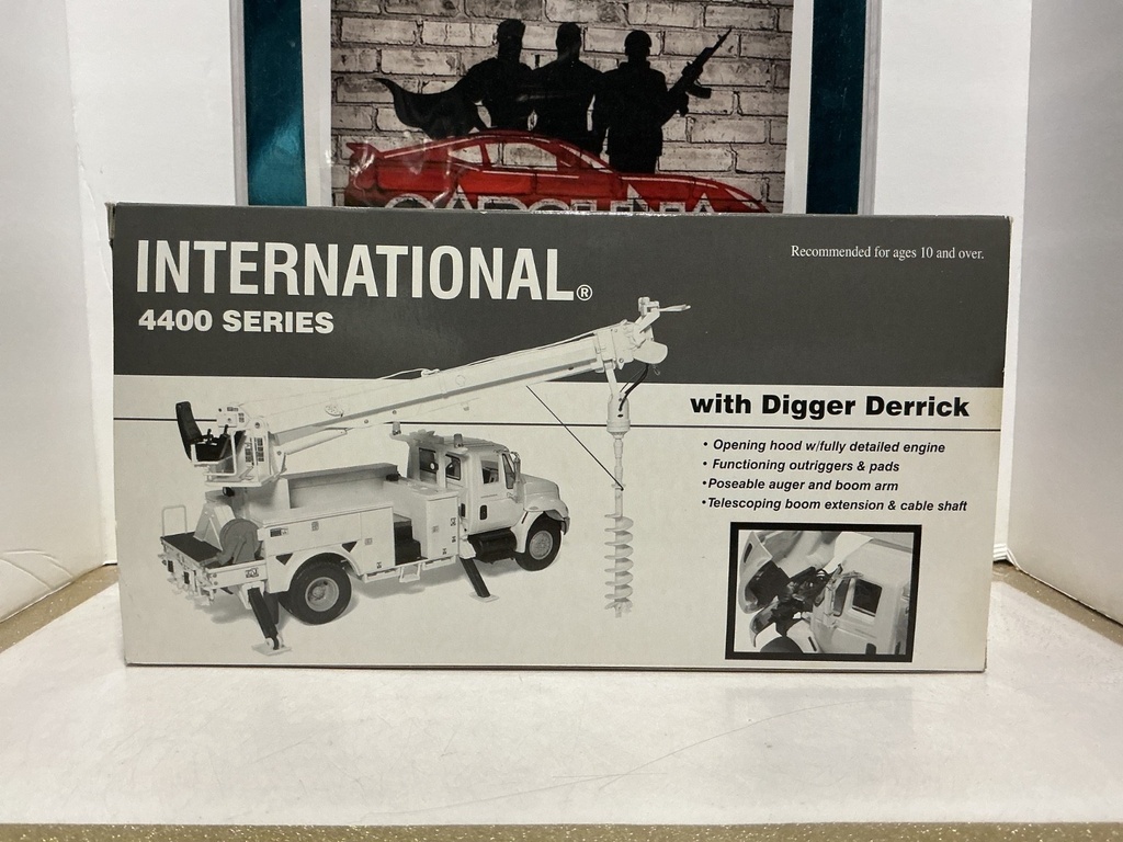 1/34 SCALE - FIRST GEAR INTERNATIONAL 4400 SERIES W/DIGGER DERRICK image