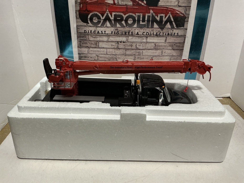 1/34 SCALE - FIRST GEAR INTERNATIONAL 4400 SERIES W/DIGGER DERRICK image