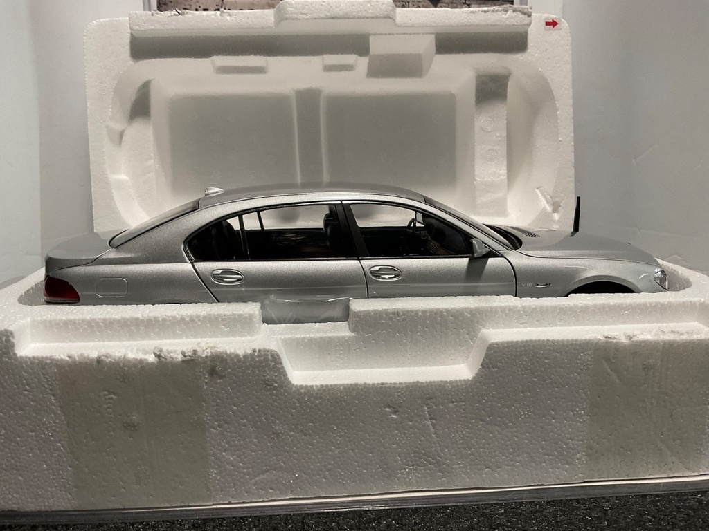 KYOSHO BMW 760LI SILVER NO.0857S image