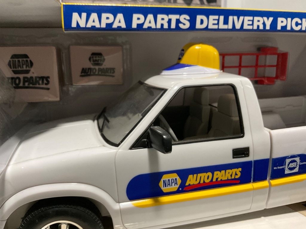 1ST GEAR 70-0199 NAPA AUTO PARTS TRUCK 15” LONG BOX SLIGHT DAMAGE image