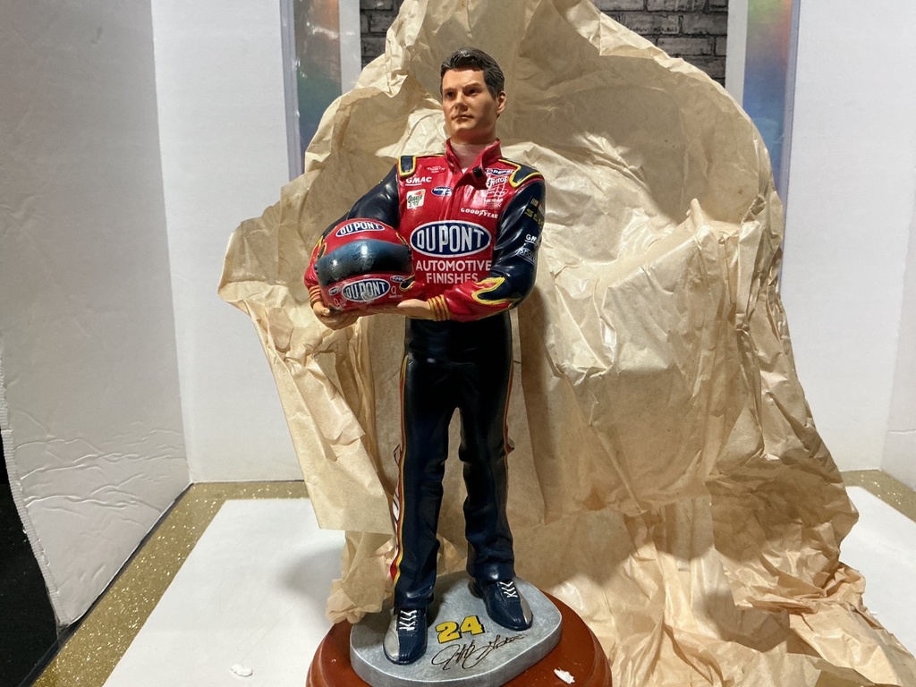 CHARACTER COLLECTIBLES - JEF GORDON #24 HOLDING HELMET 2001 Limited Edition image