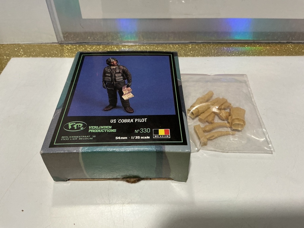 Verlinden Productions - 54mm - 1/35 Scale US cobra pilot image