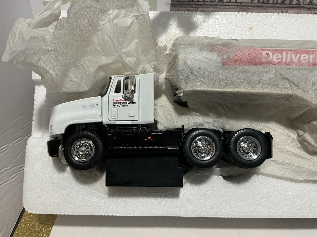 2001 EXXON -  COLLECTION’S EDITION - 2ND EDITION DIE-CAST TANKER image