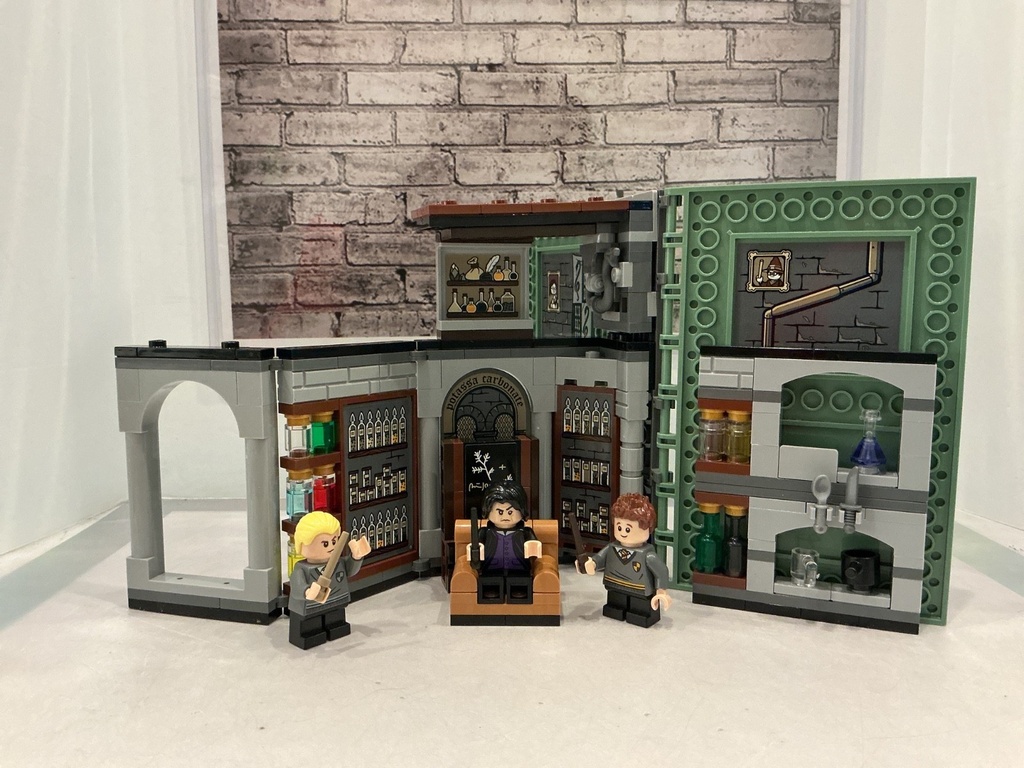 LEGO Harry Potter Hogwarts Moment: Potions Class (76383) image