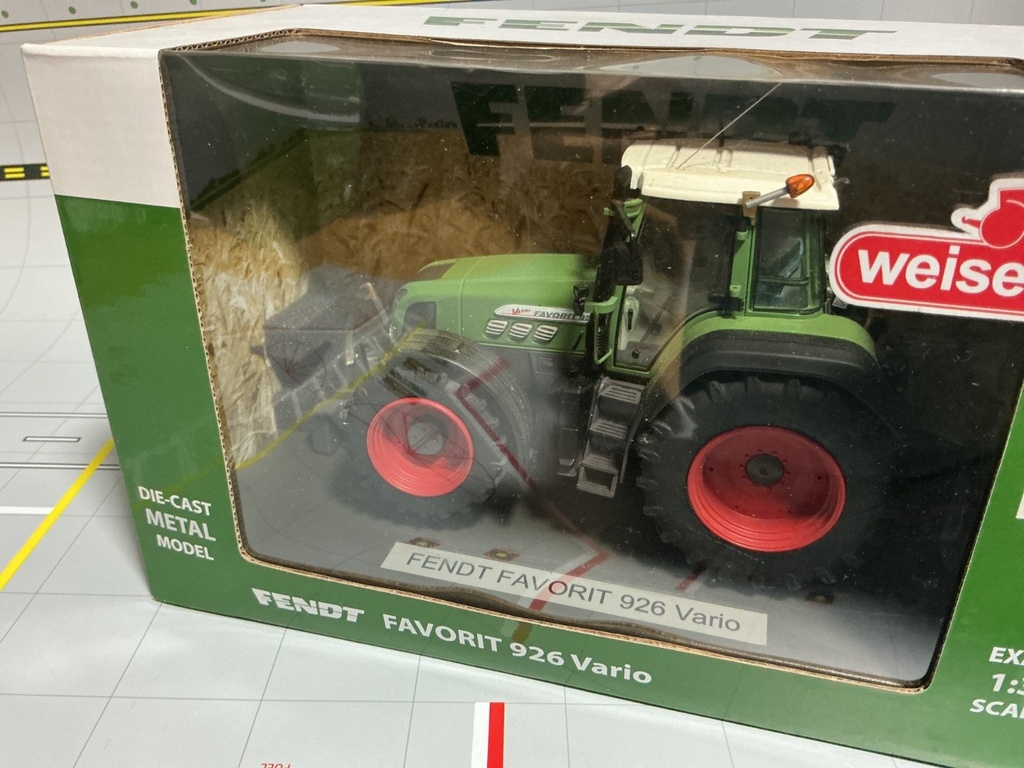 1/32 WEISE TOYS AGCO FENDT FAVORIT 926 VARIO { DISPLAYED} image