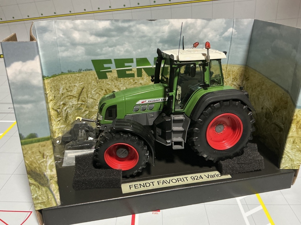 1/32 WEISE TOYS AGCO FENDT FAVORIT 924 VARIO { DISPLAYED} image
