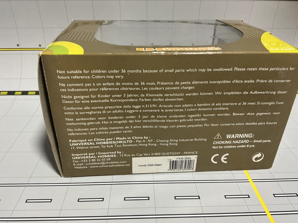 1/32 UNIVERSAL  HOBBIES FENDT 2900 V   BALER { DISPLAYED} BOX DAMAGE image