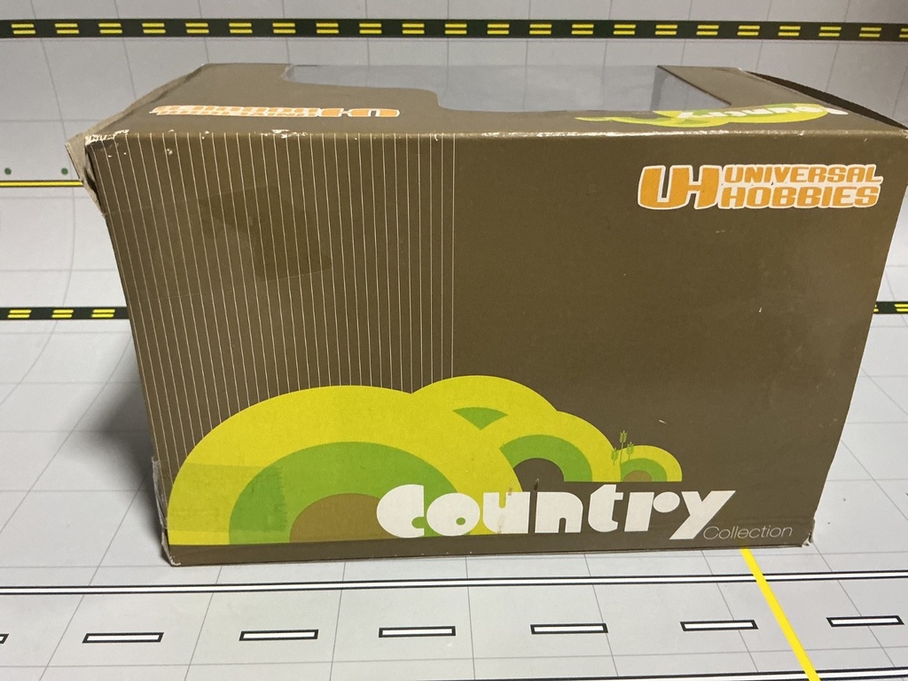 1/32 UNIVERSAL  HOBBIES FENDT 2900 V   BALER { DISPLAYED} BOX DAMAGE image