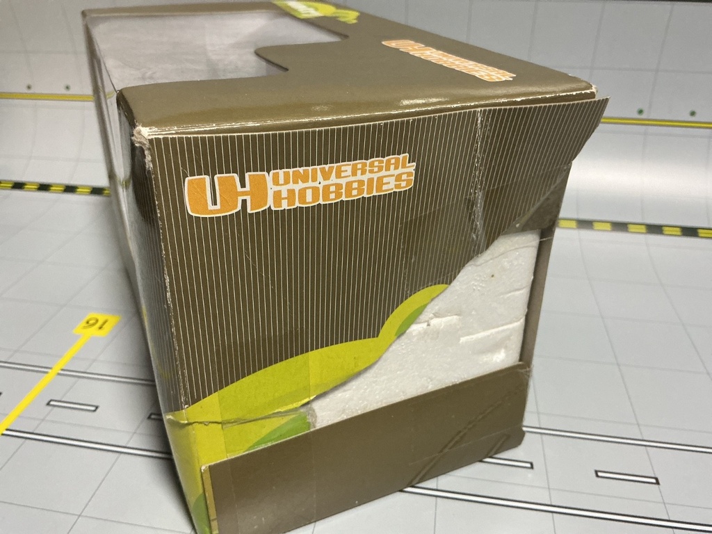 1/32 UNIVERSAL  HOBBIES FENDT 2900 V   BALER { DISPLAYED} BOX DAMAGE image