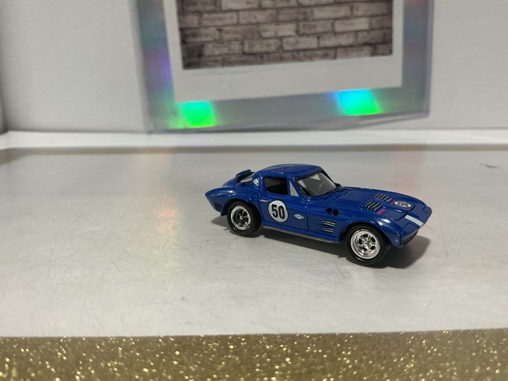 1/64 JOHNNY LIGHTNING 1998 PLAYING MANTIS - 1963 CORVETTE image