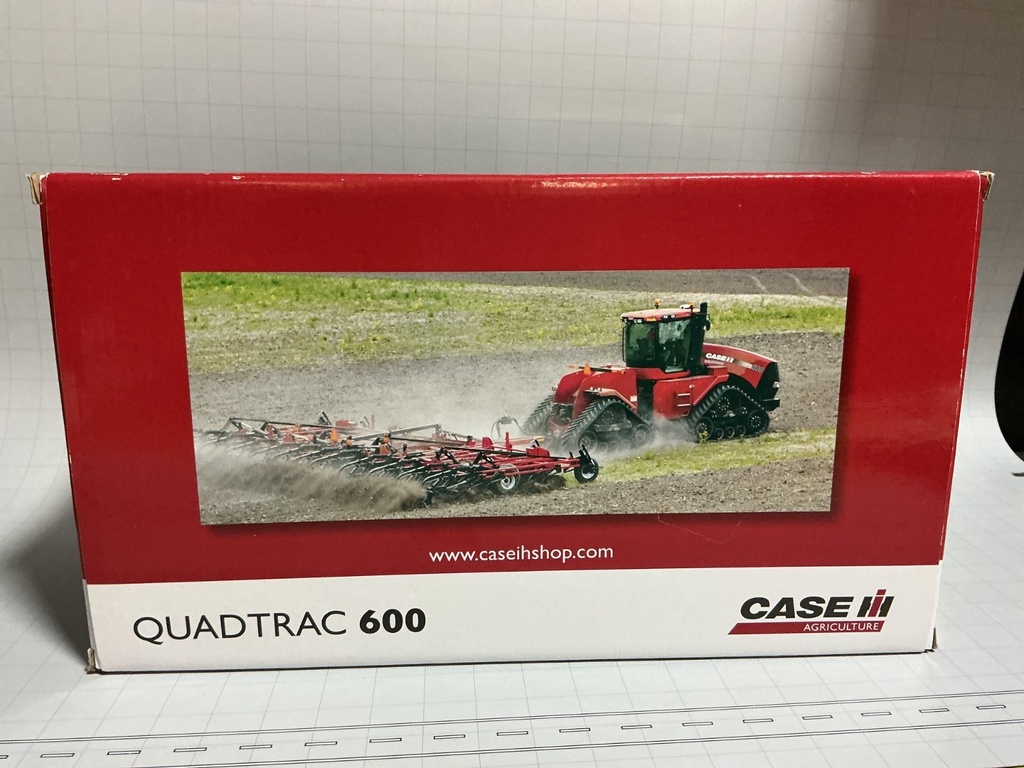 1/32 UNIVERSAL HOBBIES CASE IH QUADTRAC 600  {DISPLAYED}. image