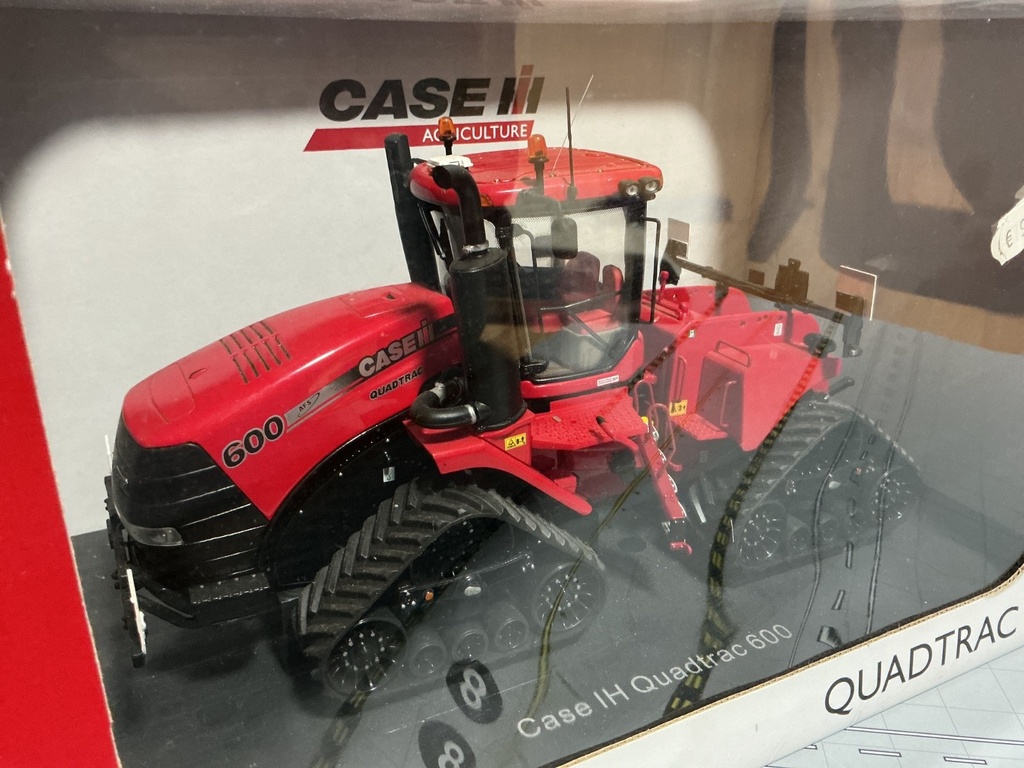1/32 UNIVERSAL HOBBIES CASE IH QUADTRAC 600  {DISPLAYED}. image