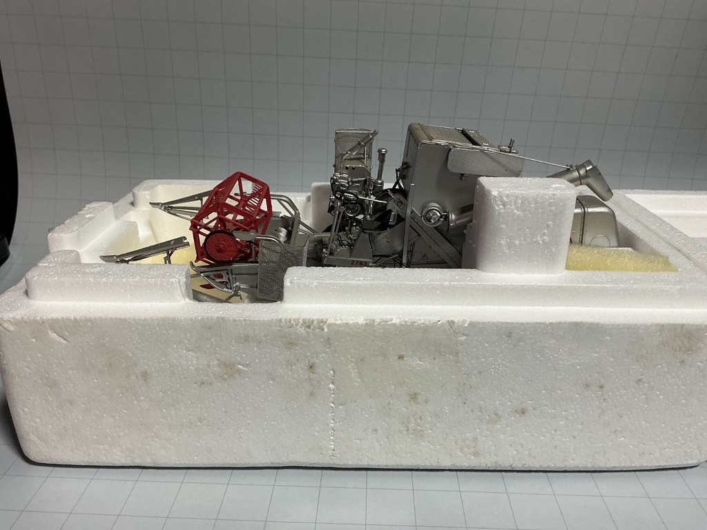 1/32 UNIVERSAL HOBBIES CLAAS EUROPA 1958 SILVER HARVESTER   {DISPLAYED}. image