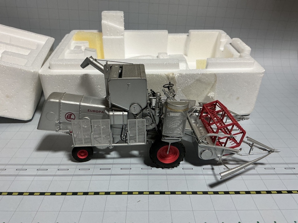 1/32 UNIVERSAL HOBBIES CLAAS EUROPA 1958 SILVER HARVESTER   {DISPLAYED}. image
