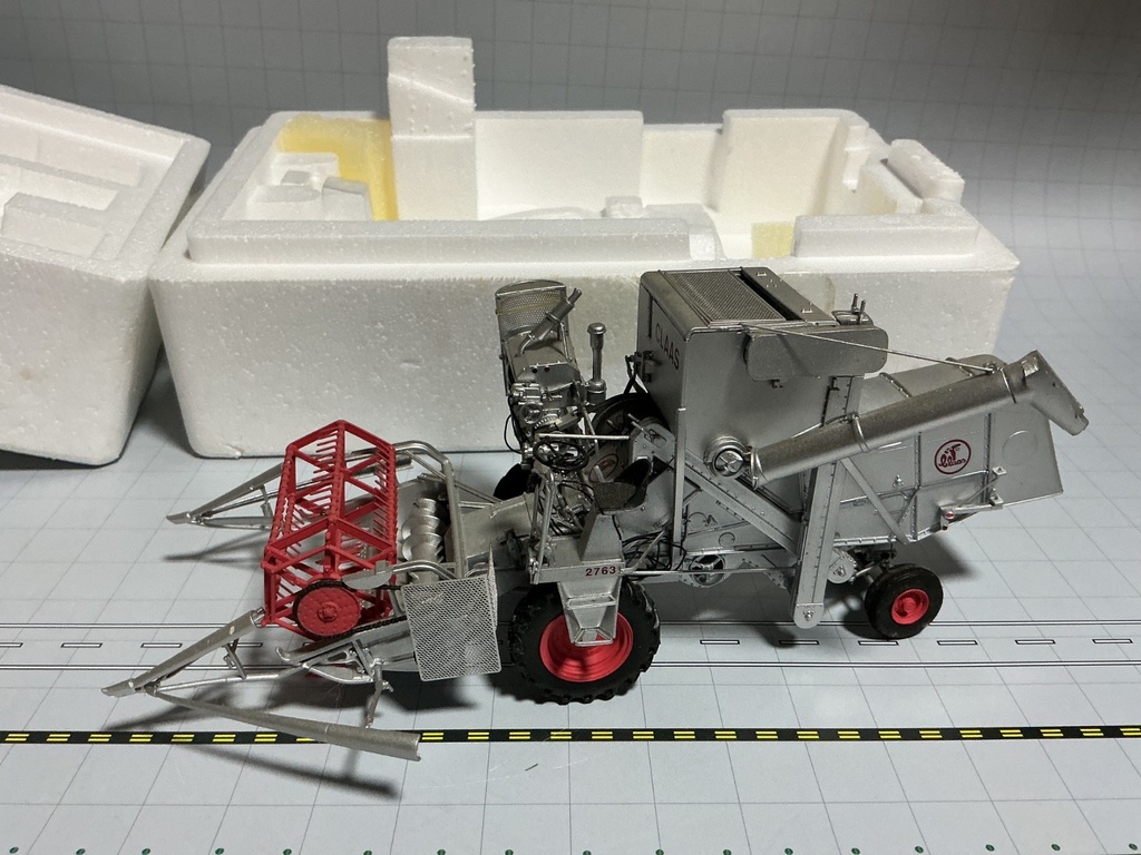 1/32 UNIVERSAL HOBBIES CLAAS EUROPA 1958 SILVER HARVESTER   {DISPLAYED}. image