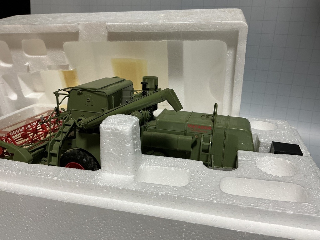 1/32 UNIVERSAL HOBBIES CLAAS MATADOR GIGANT 1960-1969 image