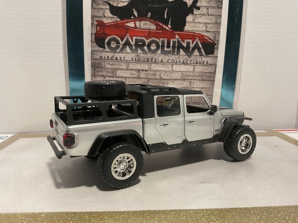 1:24 JADA JEEP GLADIATOR SILVER ON BLACK image