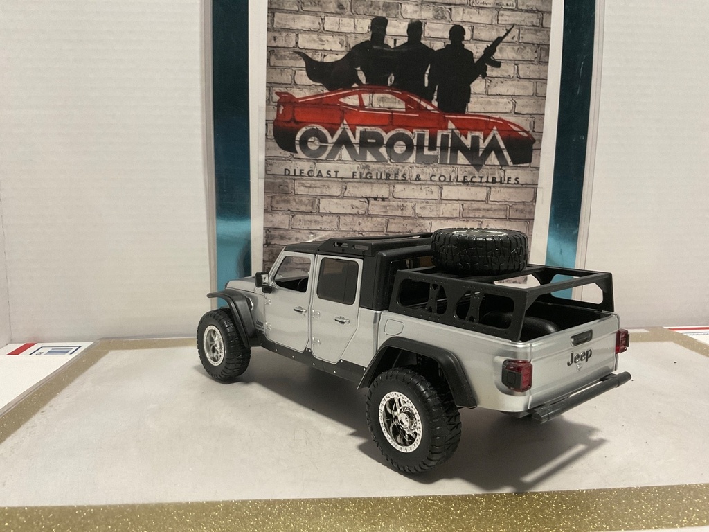 1:24 JADA JEEP GLADIATOR SILVER ON BLACK image