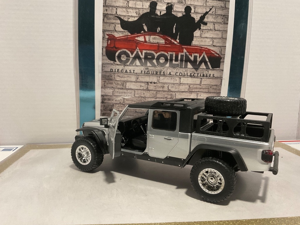 1:24 JADA JEEP GLADIATOR SILVER ON BLACK image