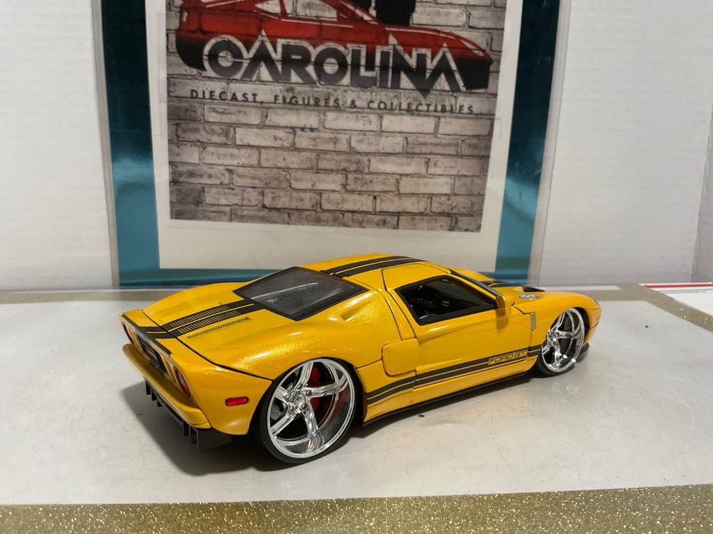 1:24 JADA 2005 FORD GT YELLOW ON BLACK image