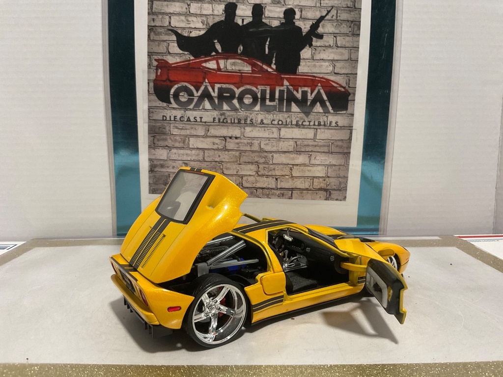 1:24 JADA 2005 FORD GT YELLOW ON BLACK image