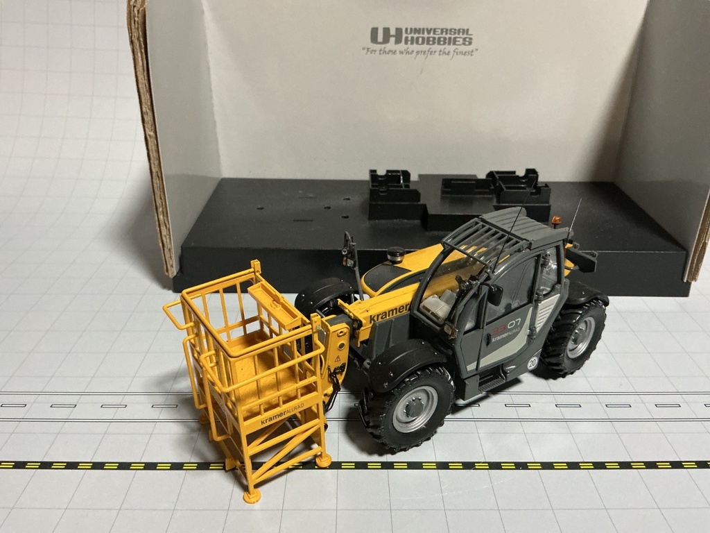 1/32 UNIVERSAL HOBBIES Kramer 3307 telehandler  working platform {LOOSE IN BOX} image