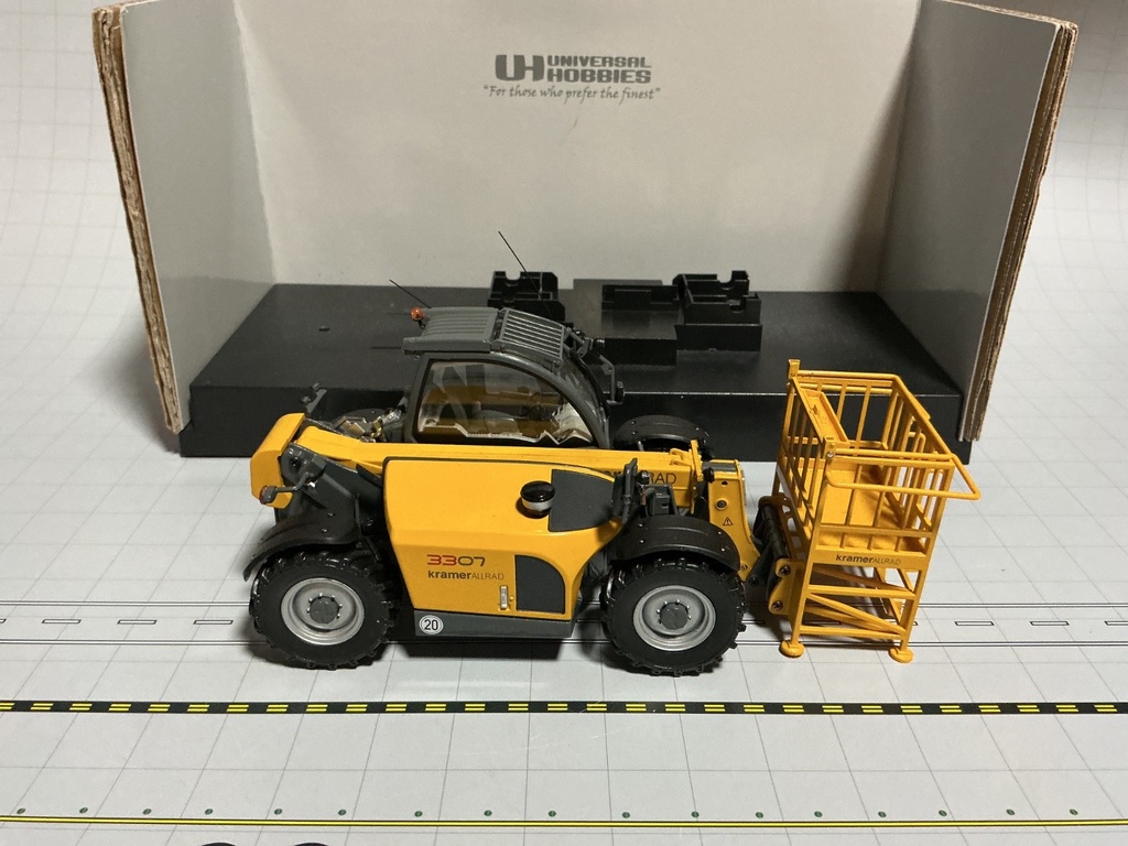 1/32 UNIVERSAL HOBBIES Kramer 3307 telehandler  working platform {LOOSE IN BOX} image
