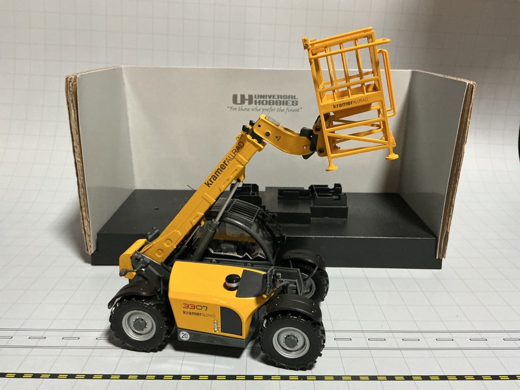 1/32 UNIVERSAL HOBBIES Kramer 3307 telehandler  working platform {LOOSE IN BOX} image