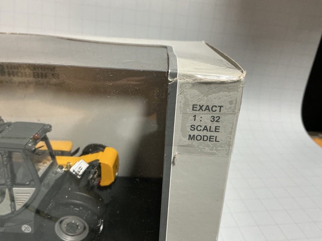 1/32 UNIVERSAL HOBBIES Kramer 3307 telehandler  working platform {LOOSE IN BOX} image