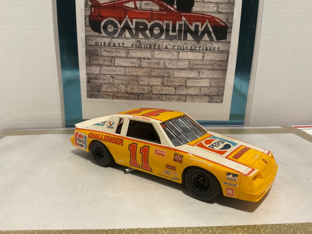 1:24 DARRELL WALTRIP #11 GROUNDPNX PEPSI  PLASTIC MODEL KIT CAR image