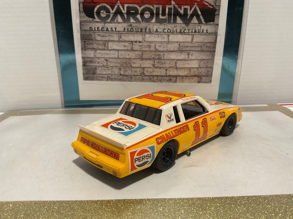 1:24 DARRELL WALTRIP #11 GROUNDPNX PEPSI  PLASTIC MODEL KIT CAR image