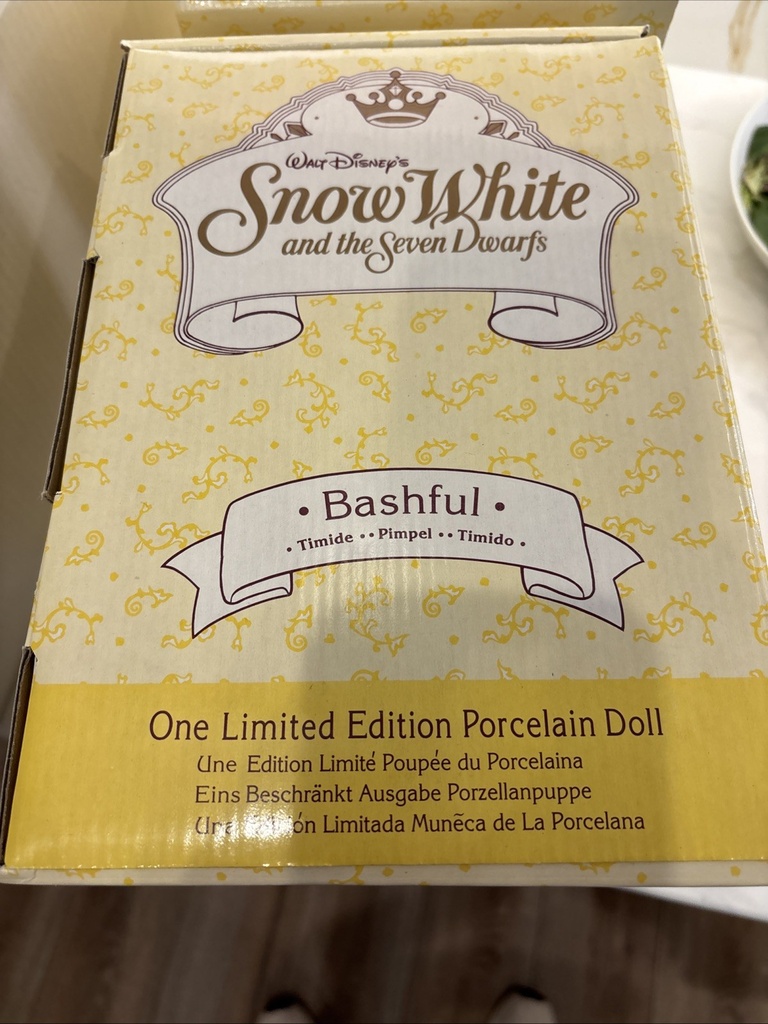 WALT DISNEY SNOW WHITE & SEVEN DWARFS PORCELAIN DOLLS SET OF 8 BOXED & 745 /2500 image