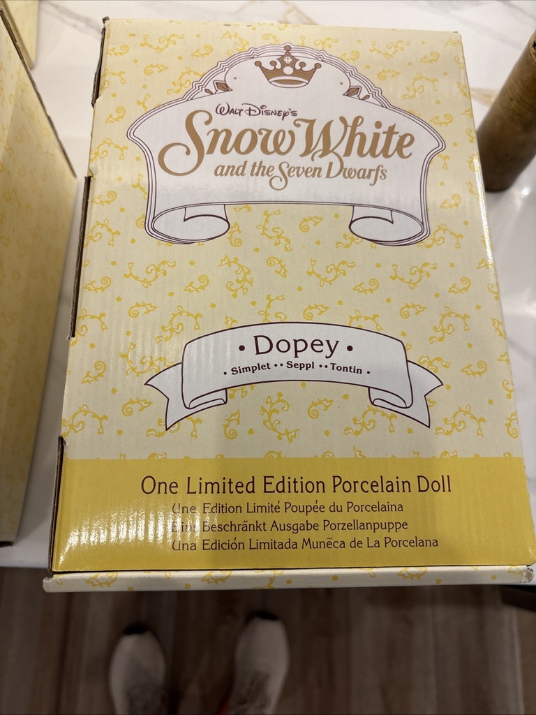 WALT DISNEY SNOW WHITE & SEVEN DWARFS PORCELAIN DOLLS SET OF 8 BOXED & 745 /2500 image