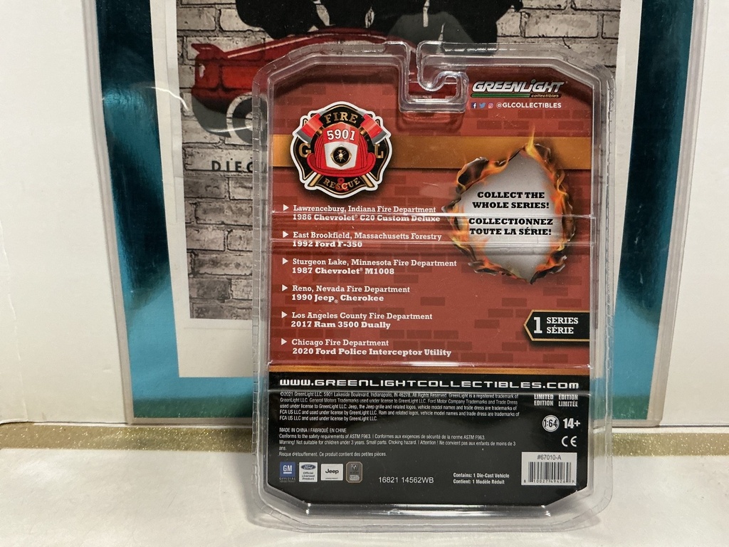 1/64 SCALE - GREENLIGHT 1986 CHEVROLET C20 CUSTOM DELUXE FIRETRUCK image