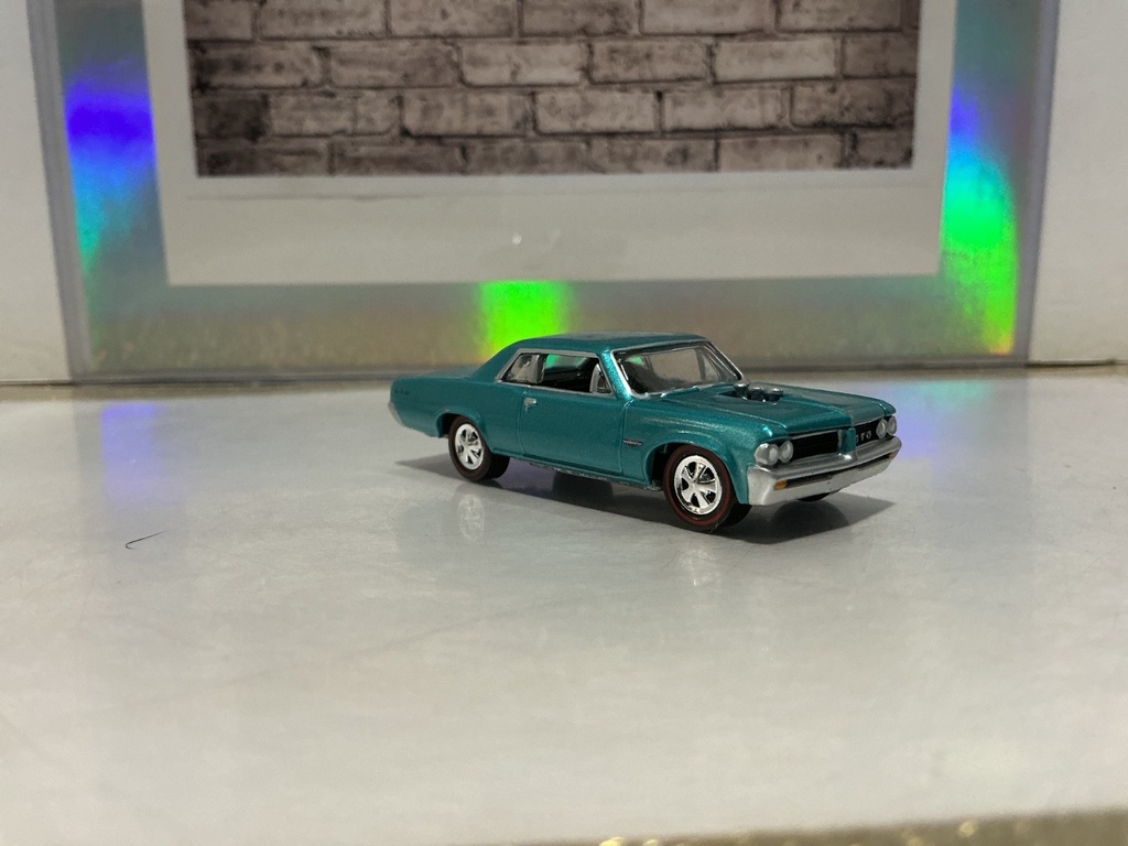 1/64 SCALE JOHNNY LIGHTNING - 1964 PONTIAC GTO image