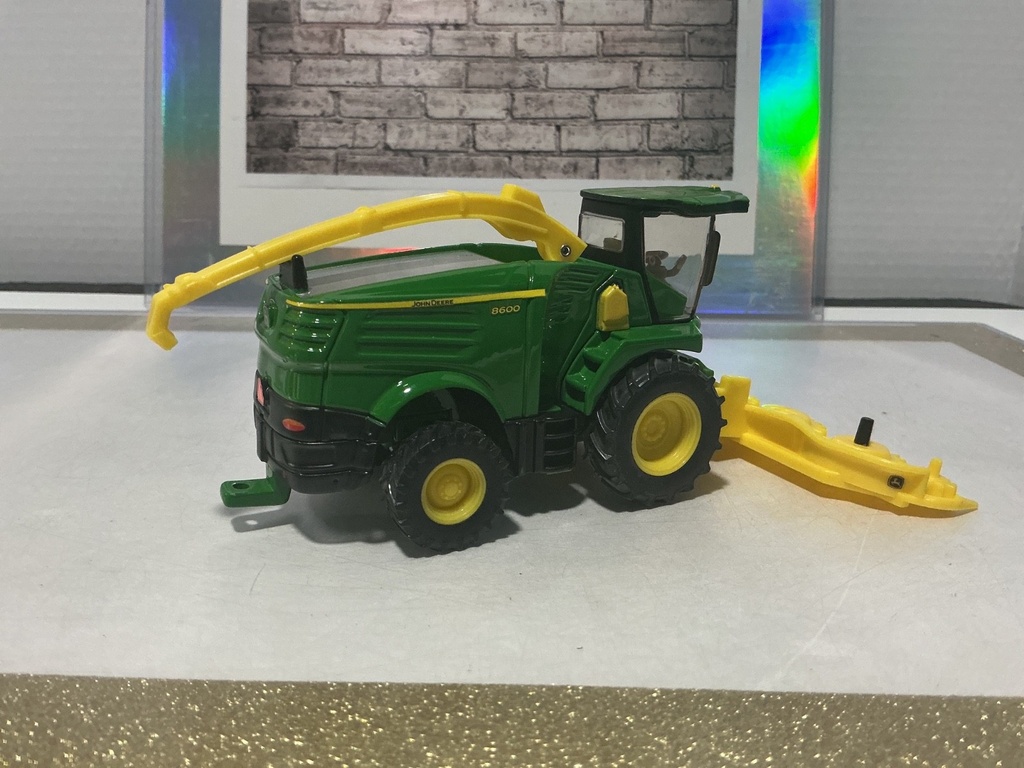 1/64 ERTL JOHN DEERE 8600 FORAGE HARVESTER image