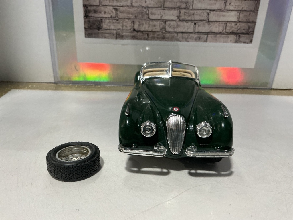 1/24 BBURAGO - JAGUAR XK 120 (1948) [BROKEN TIRE] image
