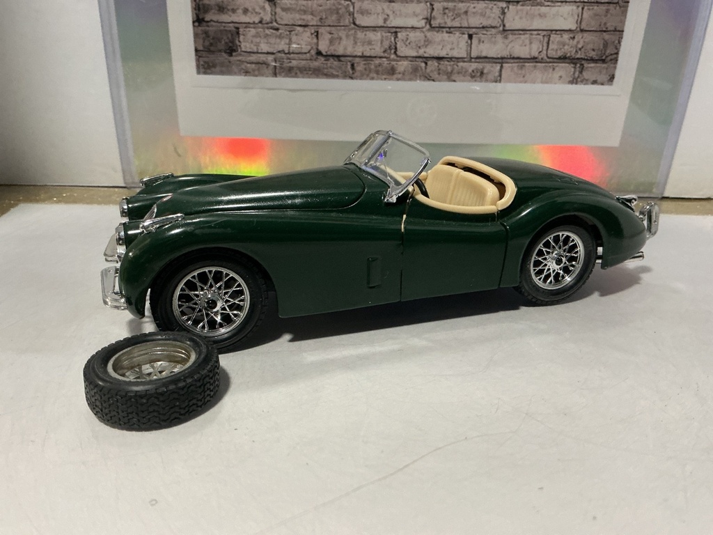 1/24 BBURAGO - JAGUAR XK 120 (1948) [BROKEN TIRE] image