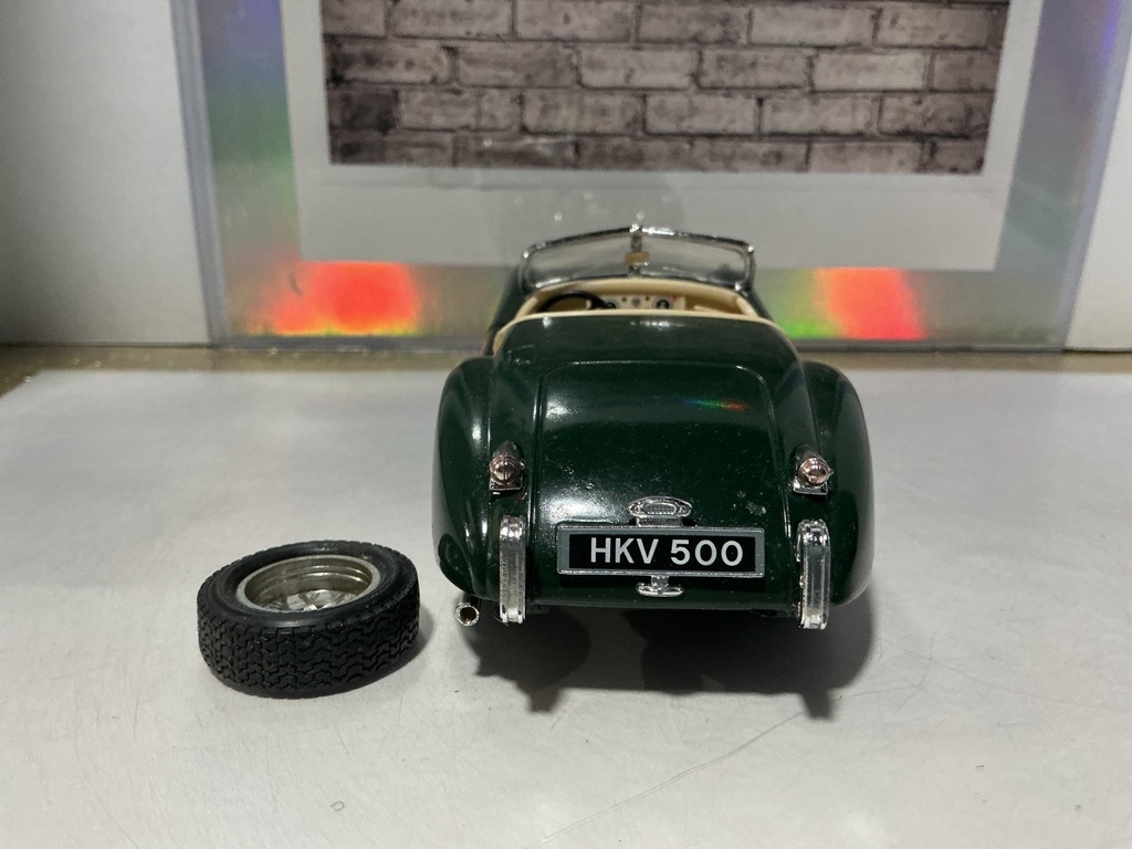 1/24 BBURAGO - JAGUAR XK 120 (1948) [BROKEN TIRE] image