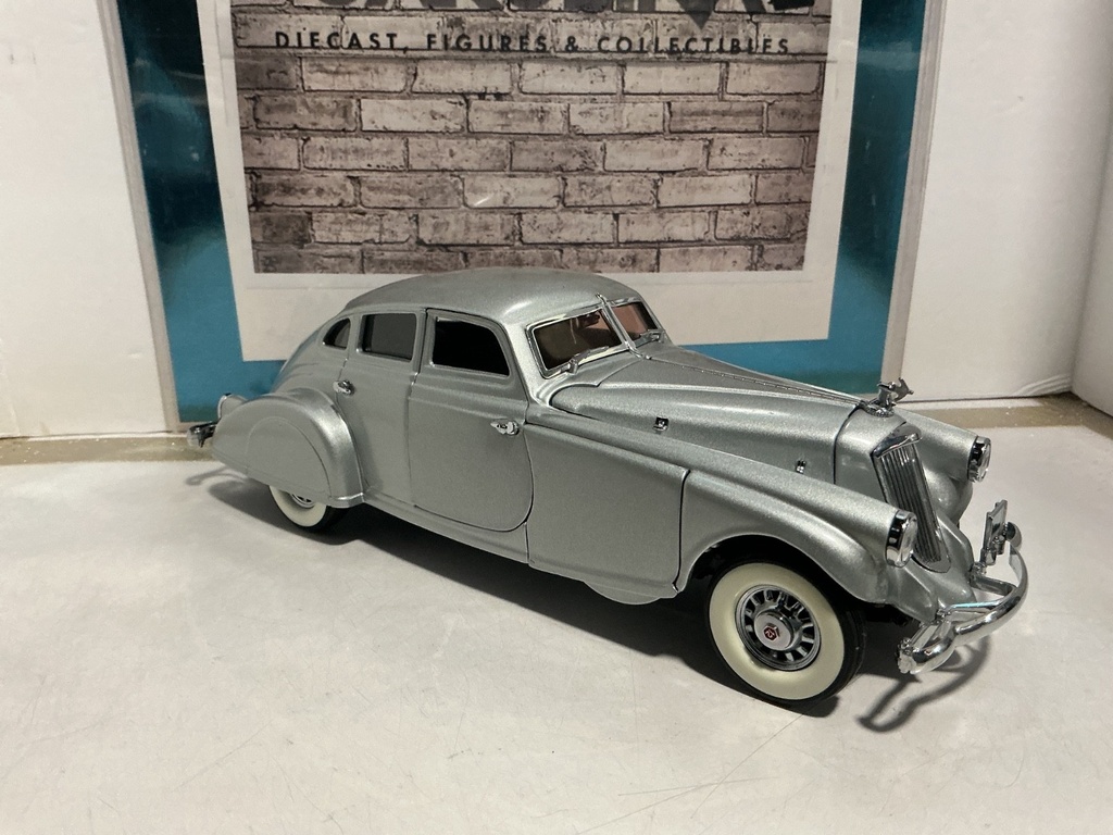 1/24 DANBURY MINT 1933 PIERCE SILVER ARROW image