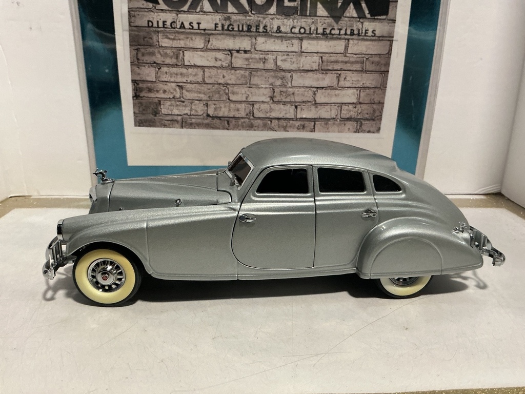 1/24 DANBURY MINT 1933 PIERCE SILVER ARROW image