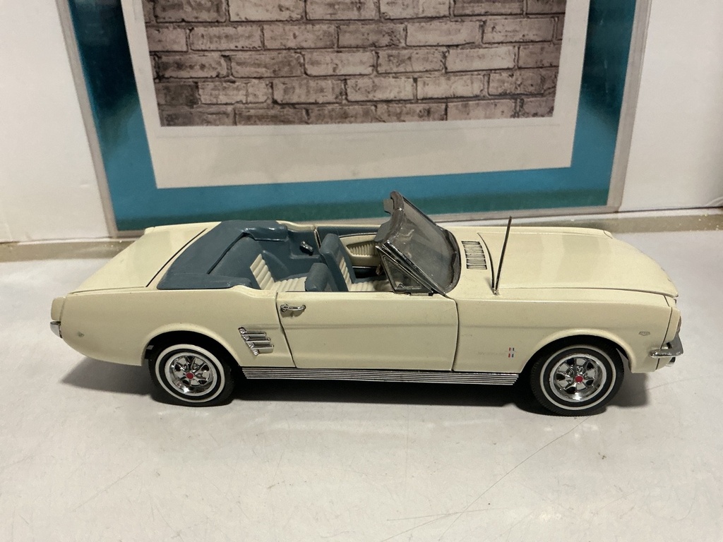 1/24 DANBURY MINT [CREAM] 1966 FORD MUSTANG image