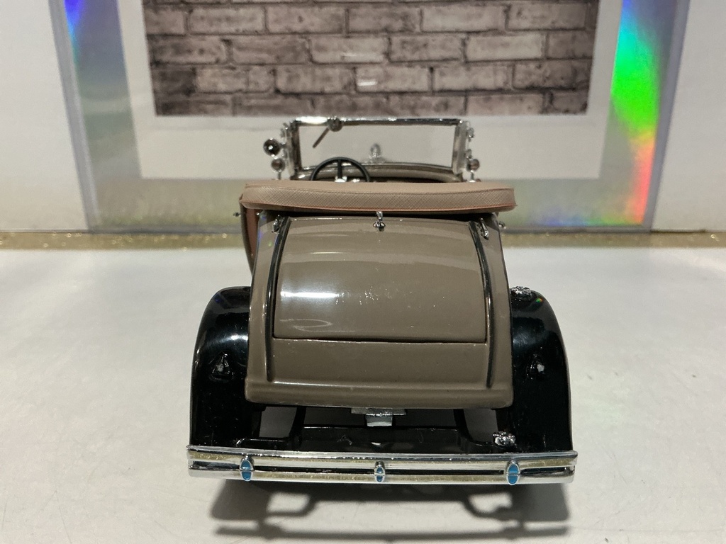 1/24 SCALE THE DANBURY MINT: 1931 FORD MODEL A ROADSTER [BROKEN/MISSING PIECES] image