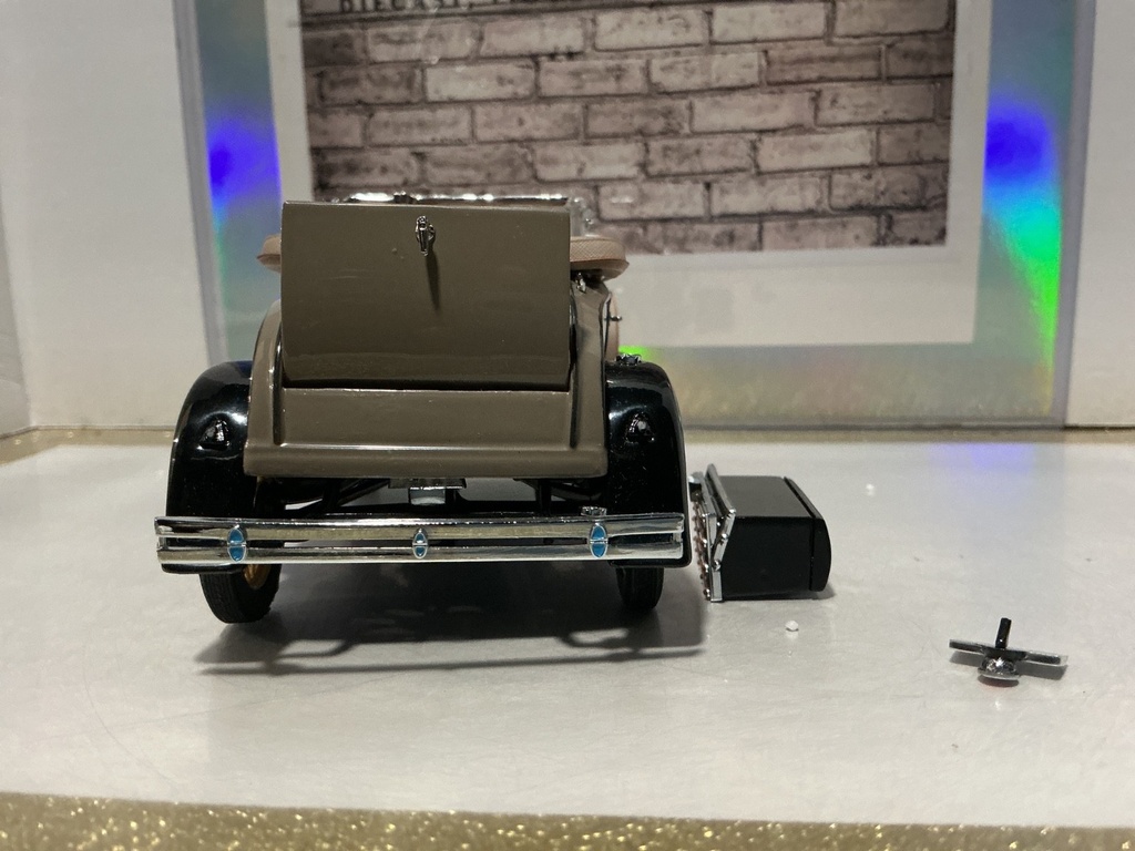 1/24 SCALE THE DANBURY MINT: 1931 FORD MODEL A ROADSTER [BROKEN/MISSING PIECES] image