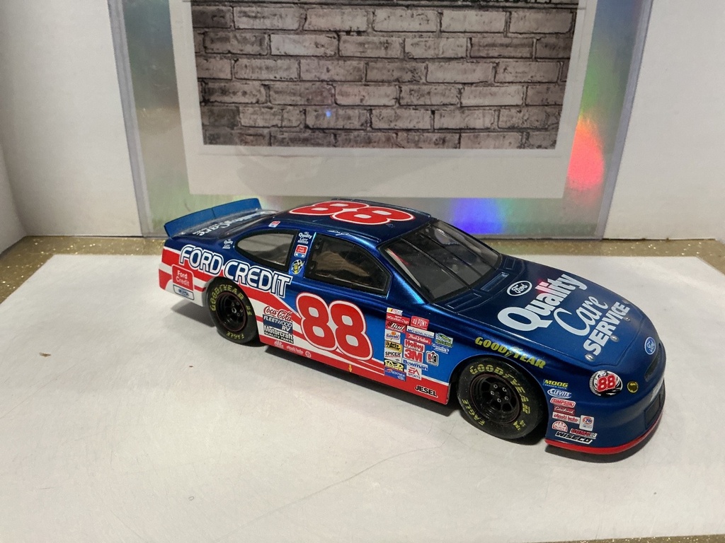 1/24 REVELL - FORD TAURUS Dale Jarrett #88 Quality Care/Ford Credit image