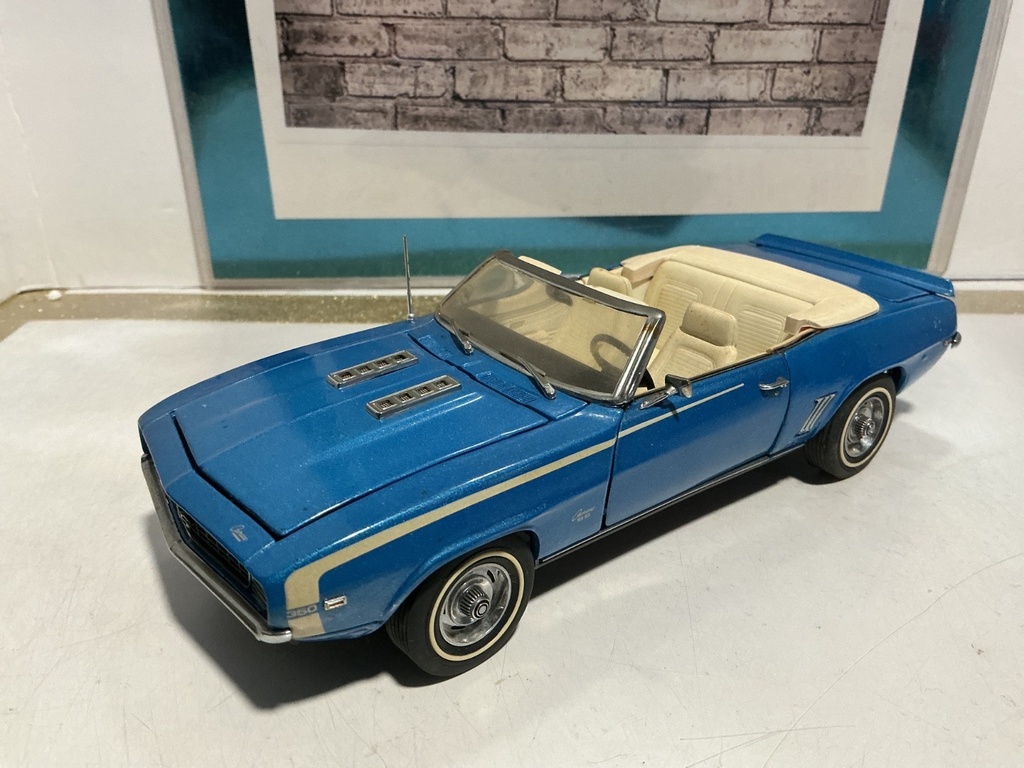 1/24 1969 CHEVROLET CAMARO [BLUE/TAN] PAINT ERRORS ALL OVER CAR image