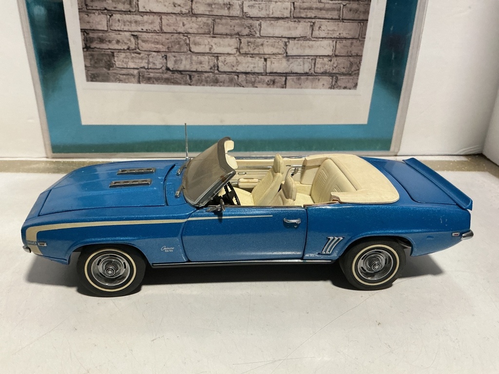 1/24 1969 CHEVROLET CAMARO [BLUE/TAN] PAINT ERRORS ALL OVER CAR image